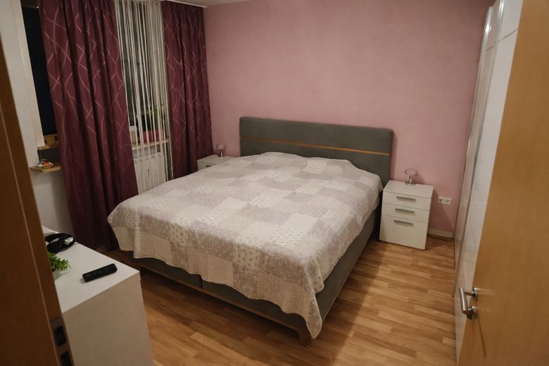 Schlafzimmer mit Möbeln 2