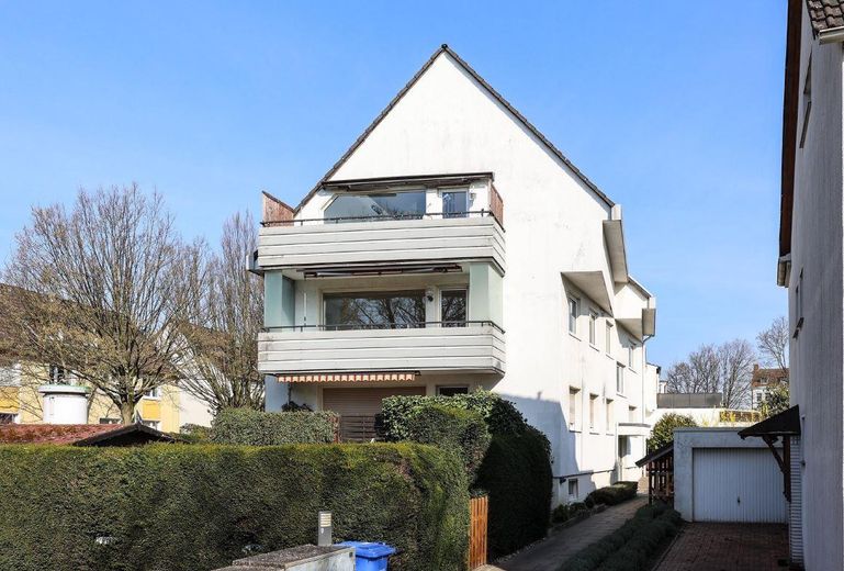 Appartamento ristrutturato e luminoso di 2,5 locali con cucina componibile, posto auto e ampio balcone vicino all’ALDI Campus – Außenansicht Balkon