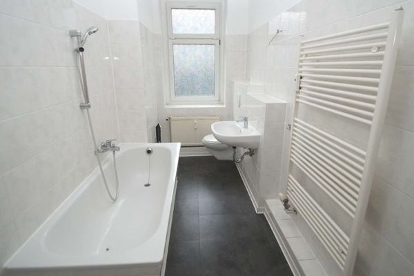3-Zimmer-EG-Wohnung in Lindenau, Laminat, Badewanne