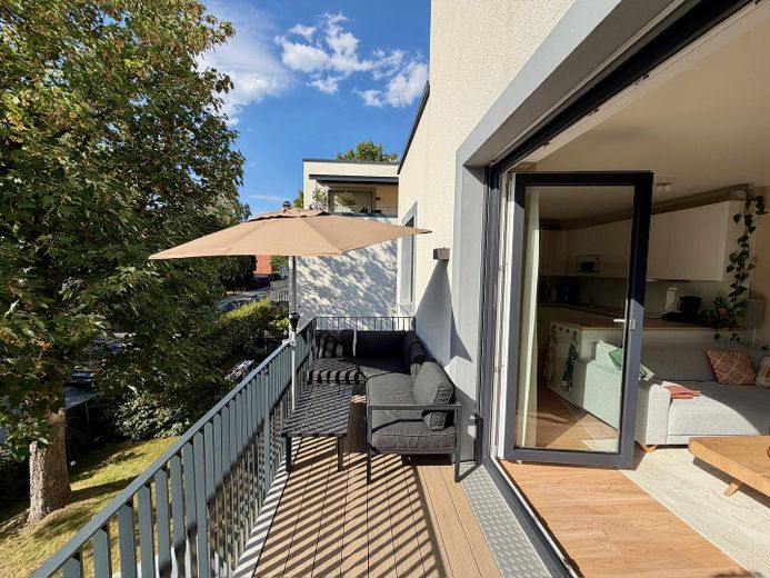 Sin comisión: Moderno apartamento de 4 habitaciones con balcón orientado al oeste y plaza de garaje subterránea con posibilidad de carga – Balkon