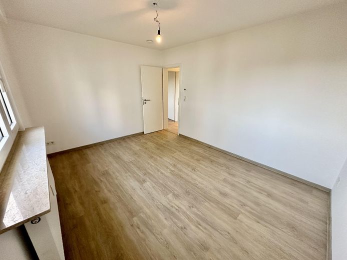 Hochwertig sanierte 4-Zimmer-Maisonette | 110 m² | 2 Bäder | Balkon | ruhige Lage an den Mainwiesen – Zimmer 2 OG