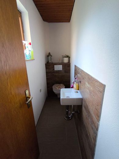 Versátil proyecto de modernización con sótano abovedado, garaje y opciones de chimenea en un entorno natural – Foto 12