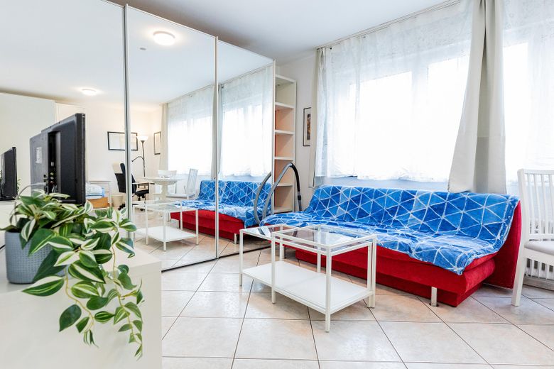 Voll möbliertes 1-Zimmer-Apartment in Sachsenhausen – 999 € all-inclusive, sofort frei – Gemütliche Couch-Ecke
