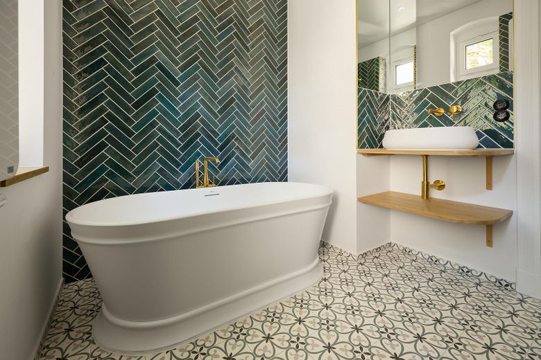 Friedenau: Vivienda antigua de 3 habitaciones para primera ocupación con balcón, ducha y bañera exenta, sin comisión – Freistehende Badewanne