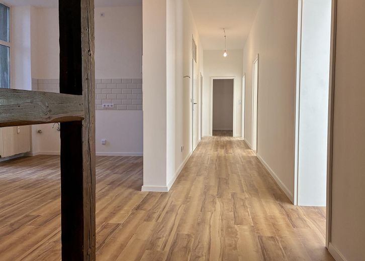 Hochwertige Fünfer-WG, Familienwohnung oder Praxis: Erstbezug nach Kernsanierung in der Innenstadt – Blick in Flur und Küche