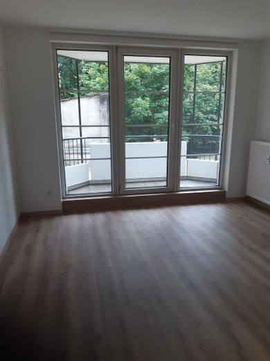 Schöne, frisch renovierte 2-Zimmer Wohnung, direkt am Schloß Broich – Wohnzimmer