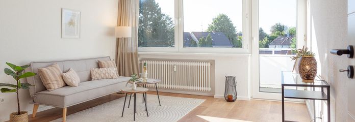Frisch renovierte 3-Zimmer Eigentumswohnung mit Südbalkon und Aufzug – Wohnzimmer mit Balkonzugang