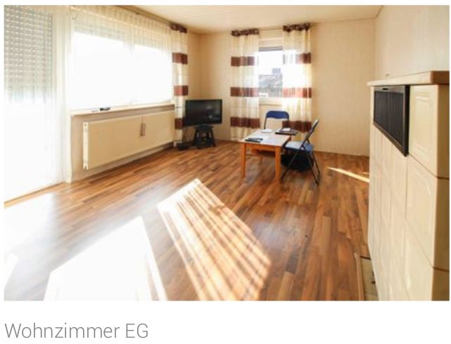 Ruhig gelegenes Einfamilien- / Zweifamilienwohnhaus mit sonnigem Garten – Wohnzimmer EG