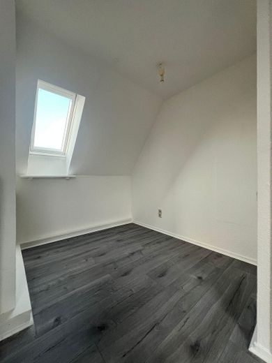 Frisch modernisierte 2,5-Zimmer-Dachgeschosswohnung in Dortmund-Brackel – sofort bezugsfrei – Sitz / Essecke