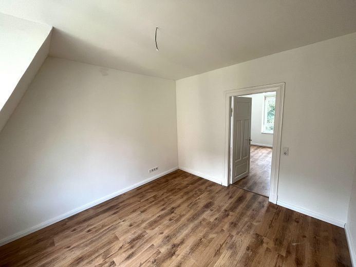Hell, sehr zentral und mit Einbauküche: freundliche 3-Zimmer-Wohnung in Flensburg – Wohnzimmer