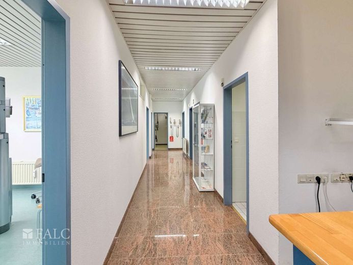 Vielseitig nutzbare Gewerbefläche in Wermelskirchen! Ideal als Praxis oder Büro! – Flur