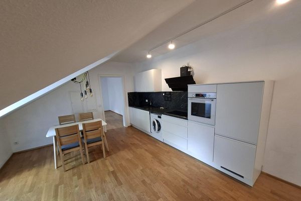 Moderno appartamento mansardato con 2 locali a Fürth | Cucina componibile | Ascensore | Garage sotterraneo | Anno di costruzione 2021