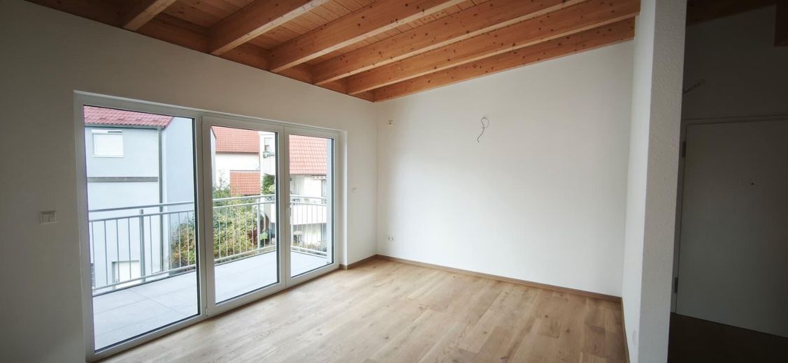 Bright 3-room top-floor new-build apartment with a great view – Wohnzimmer