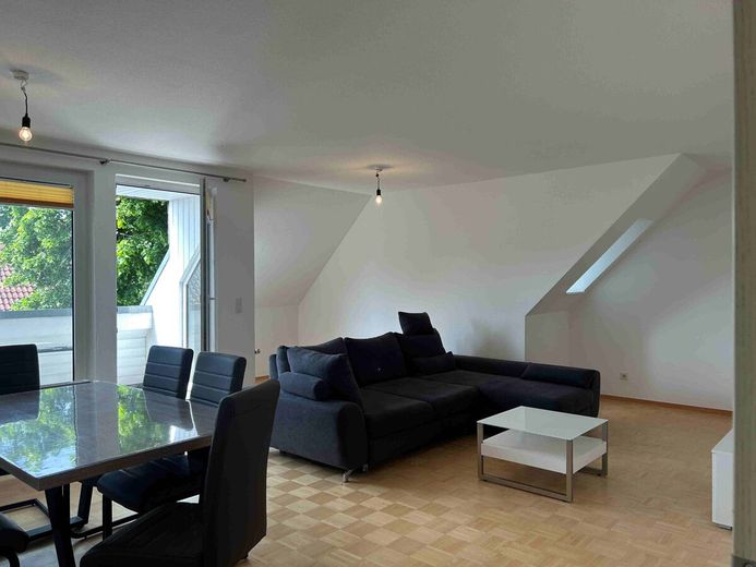 Komfortwohnen mit Ausblick - Ruhig und Zentrumsnah – Das Wohnzimmer mit der Loggia