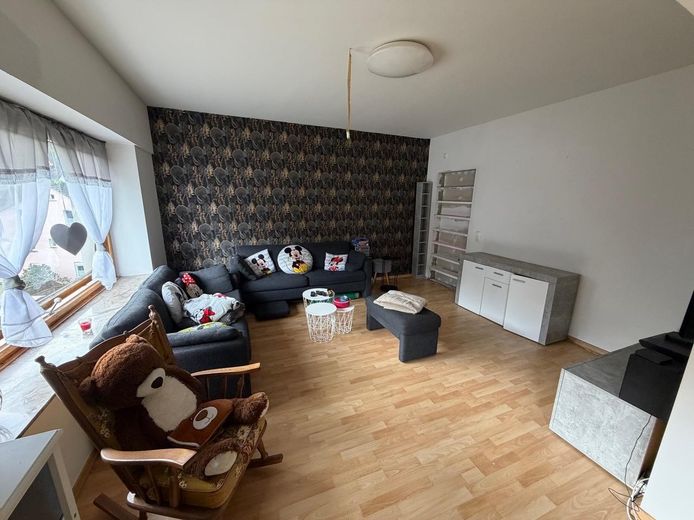 Einfamilienhaus mit Aussicht und großzügigem Waldgrundstück – Wohnzimmer