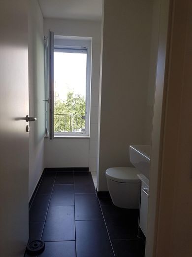 Schöne moderne helle 4 Zi. Wohnung nähe Rebstockbad ohne Provision – Gäste WC mit Dusche