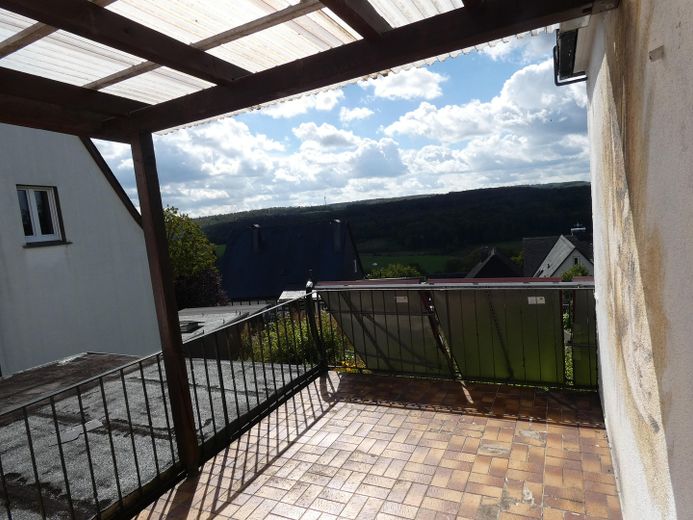Mehrfamilienhaus mit Südlage und traumhaftem Ausblick – Balkon EG