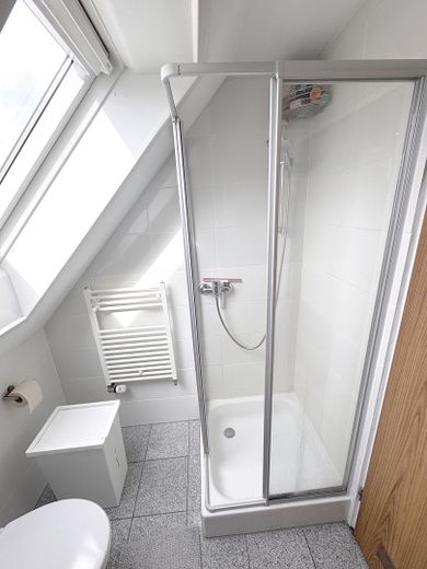 Helle 2-Zimmer-Wohnung mit großem Balkon & moderner Küche – Tageslicht Bad mit Dusche