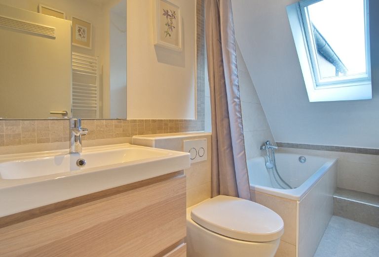 Schöne möblierte Wohnung mitten in der City von Essen und ruhig gelegen, Internet möglich, PKW-Stellplatz möglich. – ce1bc8ce7e4b484947223ff726a5bafe09842c92.jpg