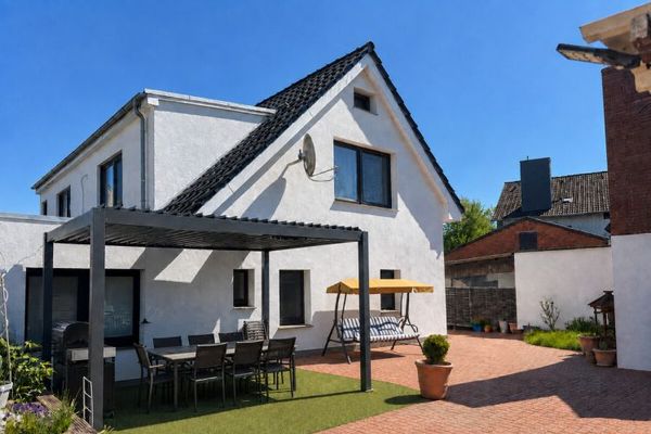 ToHuus Immobilien: منزل مثالي لعائلة واحدة أو عائلتين بمساحة سكنية تقارب 250 م² في قلب منتجع دوروم على بحر الشمال ...