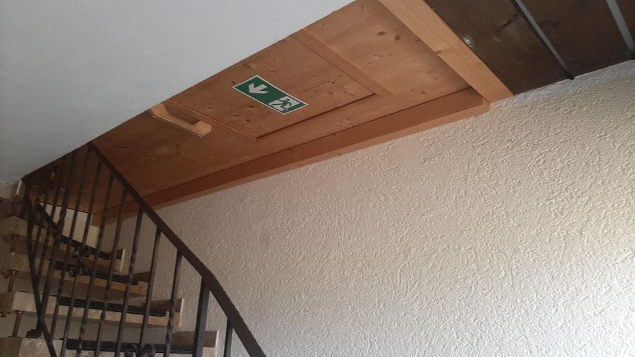 Ruhige 2-Zimmer-Whg. mit gehobener Ausstattung und Gartenanteil – Treppenaufgang