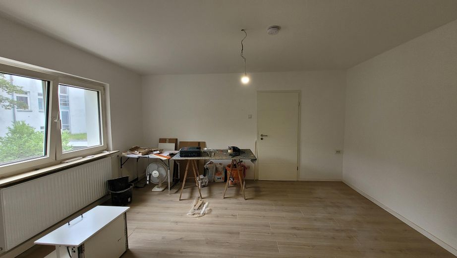 Newly renovated 2-room apartment with fitted kitchen in central Ansbach – Wohnzimmer