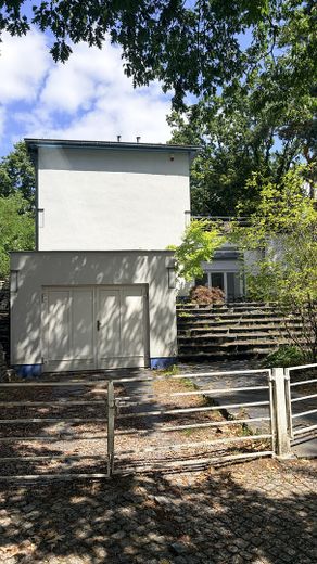 Traumhafte zeitgenössische Immobilie in der ruhigen Villenkolonie Kleinmachnow – Außenansicht Garage