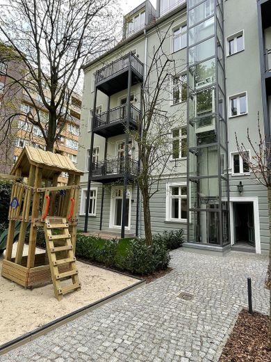 Kernsanierter Altbau mit Aufzug im 3. OG: 2 Zimmer, Designküche & Einbauschränke & Vorhänge nach Maß – Foto 17