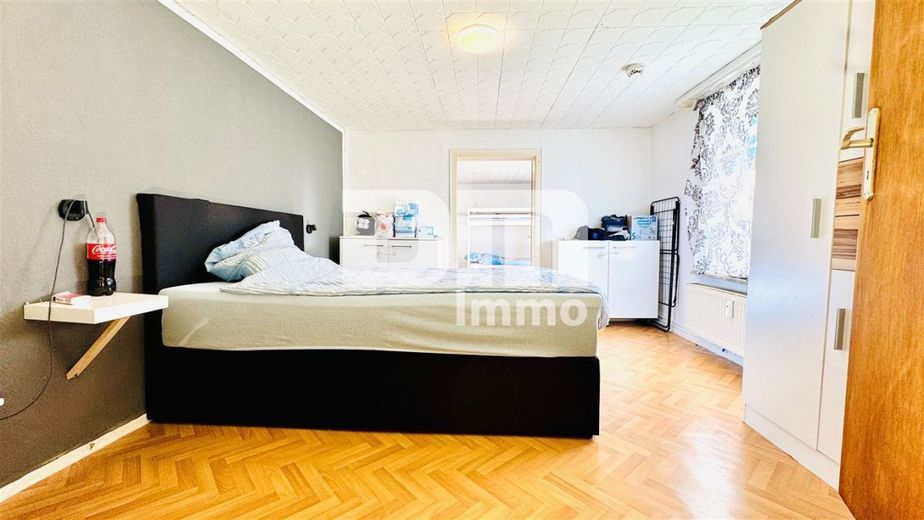 Vollvermietetes Wohn- und Gewerbeensemble: 3 Wohnungen + 2 Gewerbeeinheiten – WE2 OG Schlafzimmer