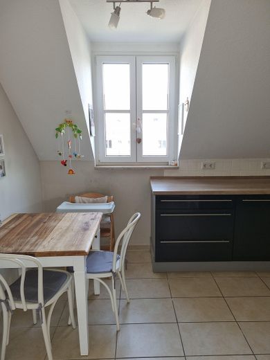 Світла 4-кімнатна мезонет-квартира у Фюрті, бл. 111 м² житлової та корисної площі, балкон, ліфт і підземний гараж, без комісії – Küche