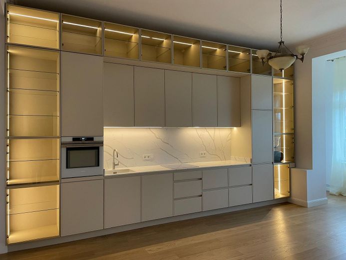 Kernsanierter Altbau mit Aufzug im 3. OG: 2 Zimmer, Designküche & Einbauschränke & Vorhänge nach Maß – Foto 1