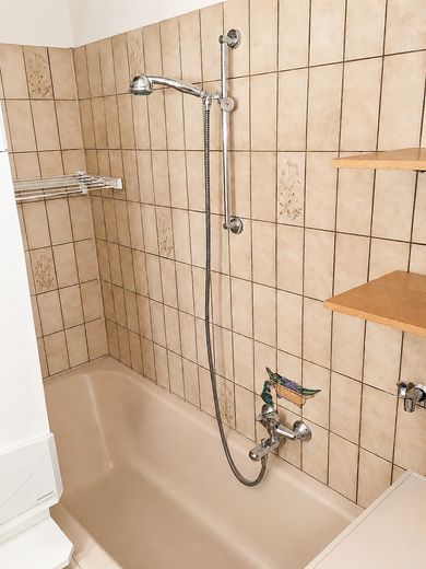MAISONETTEWOHNUNG MIT GROSSEM BALKON – Bad Dusche