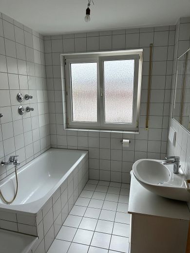 Steinheim'de balkonlu ve park yerli aydınlık 4 odalı daire – Bad