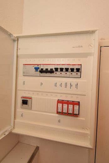 Helle 3-Zimmer Wohnung 70 m2 München Unterhaching mit Balkon Erstbezug nach Vollrenovierung – Elektro Verteilung NEU