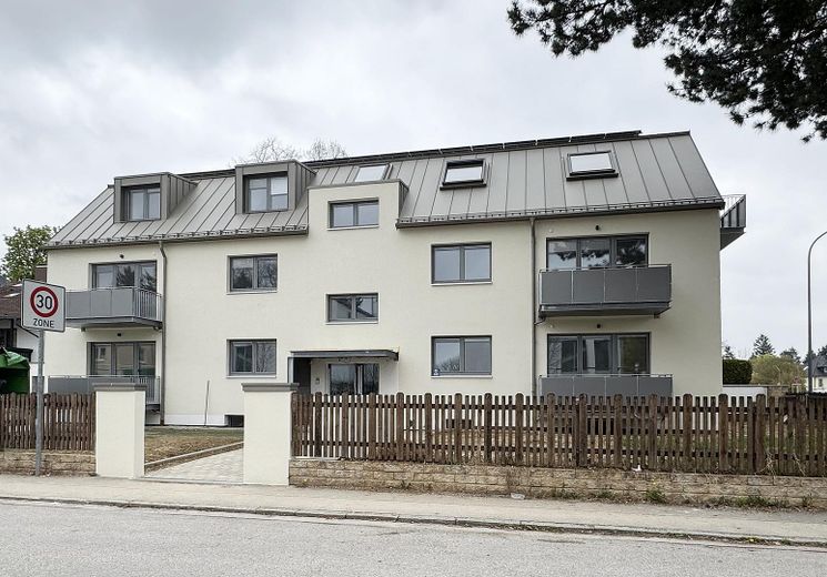 First occupancy after complete renovation: Cozy 3-room attic apartment in Munich-Trudering - Unit 7 – Straßenansicht/Eingang