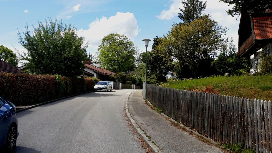 Ruhige 2-Zimmer-Whg. mit gehobener Ausstattung und Gartenanteil – Straße