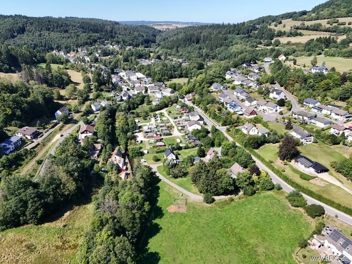 Campingplatz, Zimmervermietung und Gastronomie - gepflegte Familienexistenz in der Eifel – Luftbild