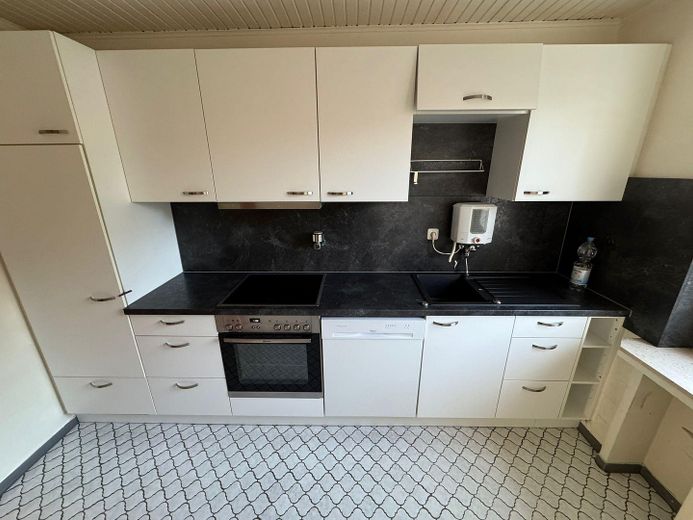 Große, moderne Küche inklusive