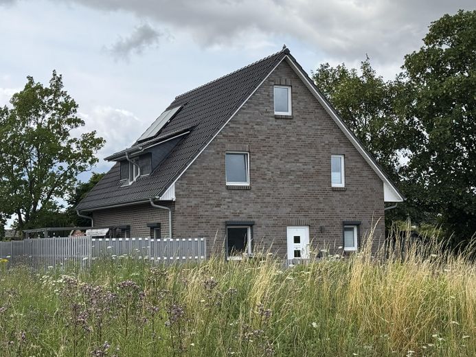 Modernes Einfamilienhaus mit hochwertiger Ausstattung und Smart-Home-System in Groß Wesenberg – Voderseite