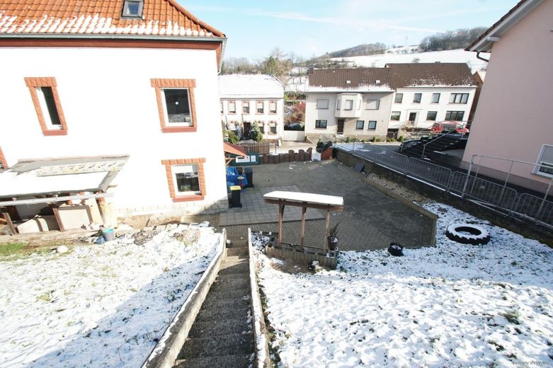 Rückansicht mit Terrasse