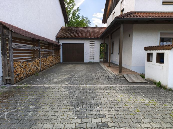 Provisionsfrei - Freistehendes Einfamilienhaus mit großem Garten nahe Stadtplatz und Innauen – Einfahrt und Garage