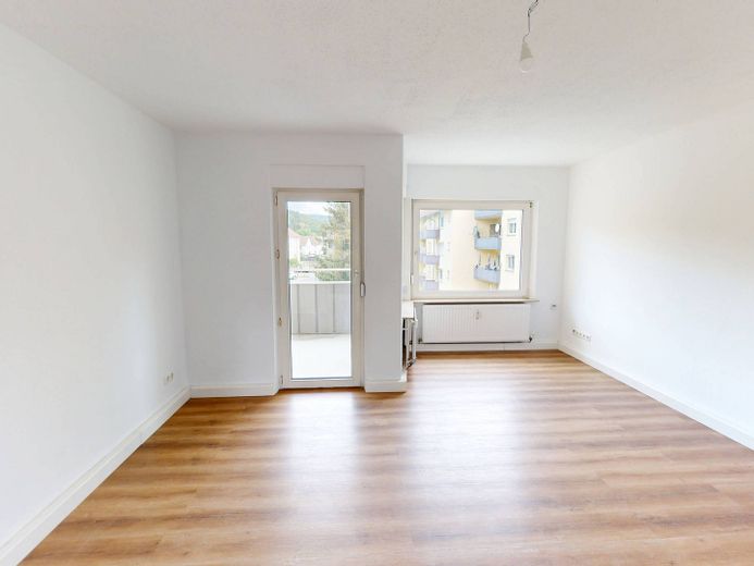 Zomer, zon, besparen: 2 netto koude huren cadeau! 2-kamerappartement met BALKON op loopafstand van de oever van de Main – Ansicht I: Wohn- und Esszimmer