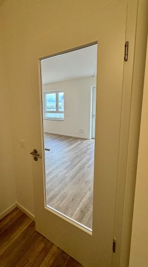 Havel manzaralı, engelsiz yeni yapım 2 odalı daire – 4 Ansicht Wohnzimmer von Flur