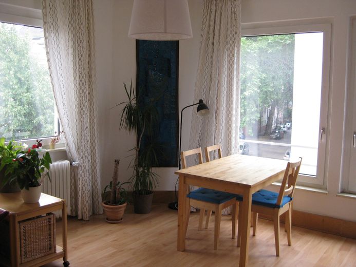 Schöne, helle 2-Zimmer Wohnung mit Küche – Wohnzimmer