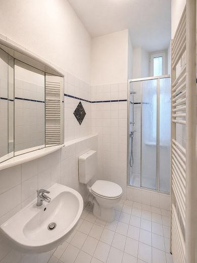 Gut geschnittene 2-Zimmer-Wohnung, umfassend modernisiert, zentrale Lage – Foto 6