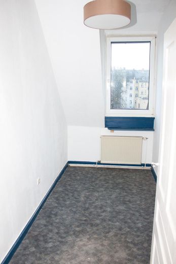 Preissenkung: Von Privat, 3 Zimmer mit 25 m² "Ausbaureserve" im DG zentrale Lage in FFM Höchst – Zimmer 1