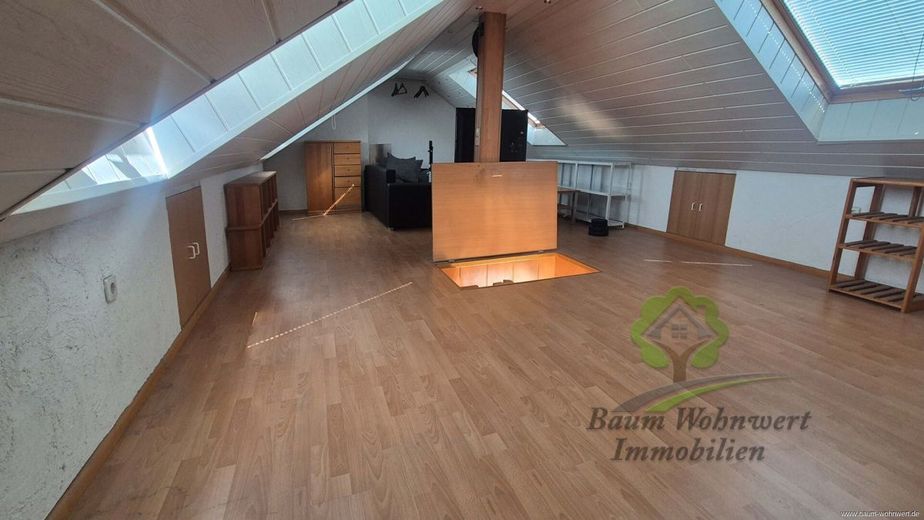 Provisionsfrei! Gepflegte Dachgeschosswohnung mit Balkon und ausgebauter Nutzfläche – Dachgeschoss