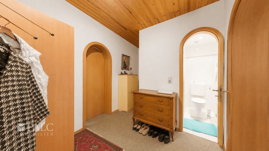 Großzügiges Landhaus mit separaten Apartmentbereichen – Flur