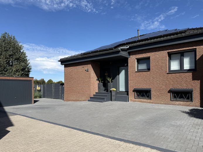 Modernisiertes Reihenendhaus in unverbaubarer Feldrandlage – provisionsfrei – Außenansicht, Einfahrt