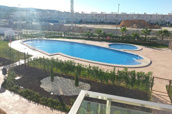 Moderni e confortevoli appartamenti di 3 locali al piano superiore con piscina condominiale in complesso golfistico